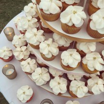 White Petal Cucpakes with Gold Pearls