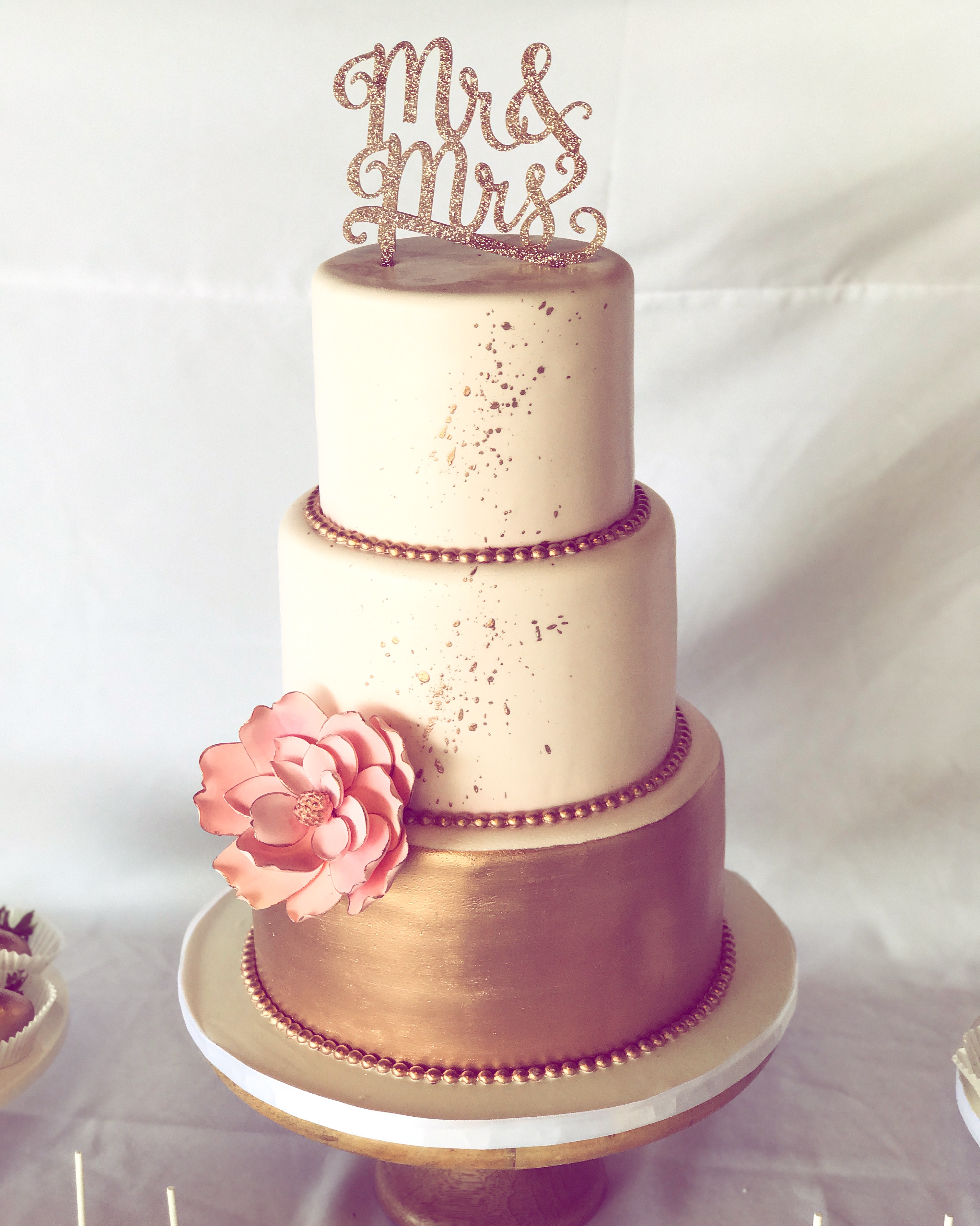 Gold Wedding Cake Decorations - Rose gold wedding cake Romantic wedding cak...